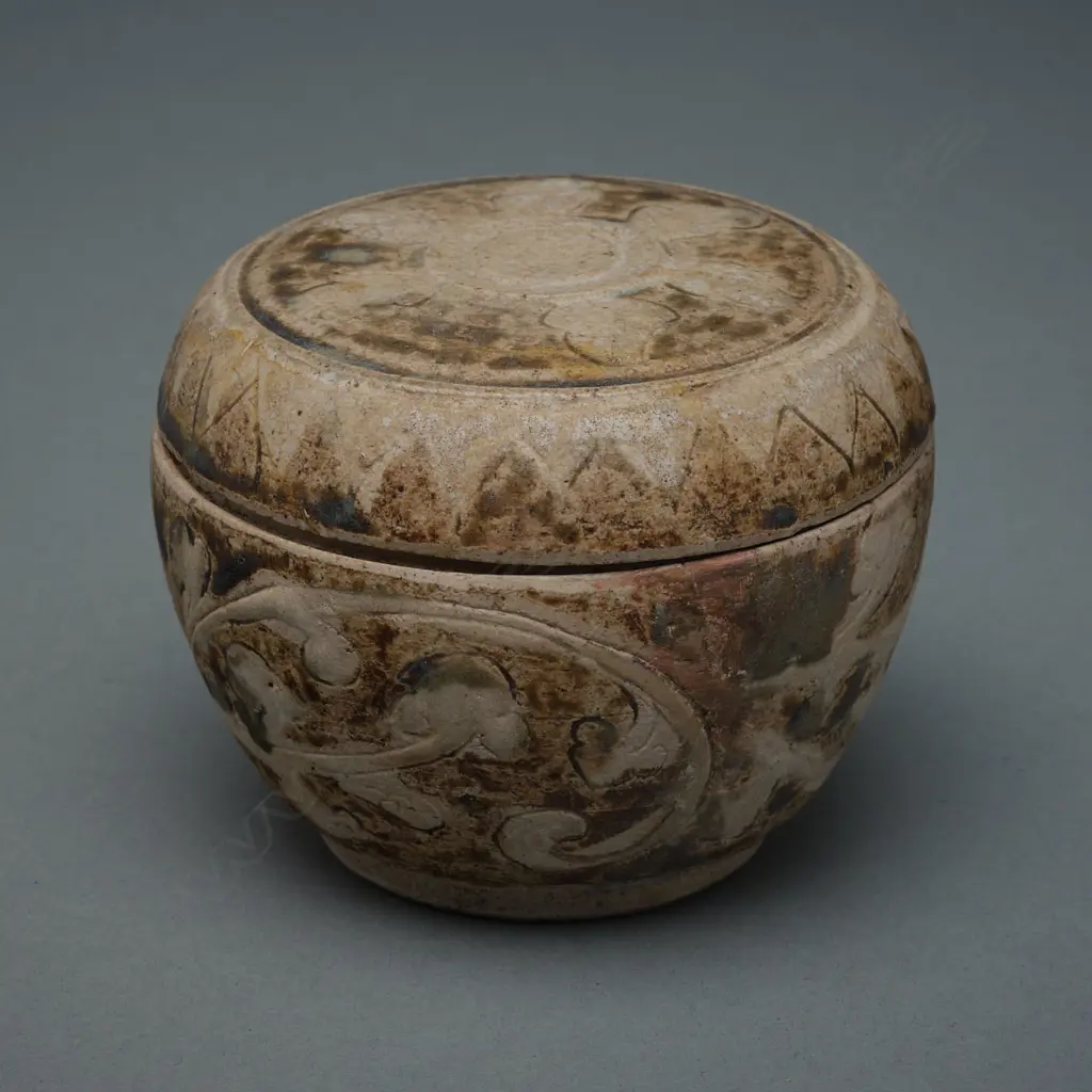 A Sawankhalok stoneware covered box, Image 1++